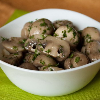 Une délicieuse recette de champignons marinés