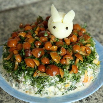 Salades aux champignons simples et savoureuses: recettes avec photos