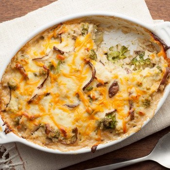 Délicieux plats de champignons avec de la viande ou du poulet