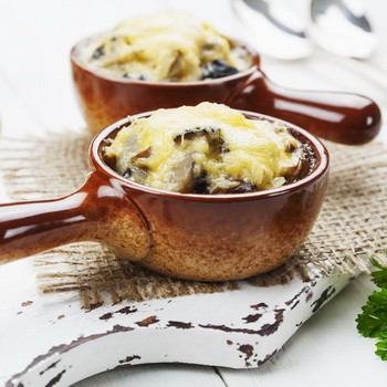 Recettes de julienne de champignons dans des cocottes ordinaires et des cocottes de pommes de terre