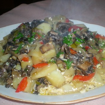 Pomme de terre au porc et aux champignons dans une cocotte, au four et dans une casserole