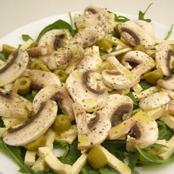Salades de champignons aux champignons: recettes de délicieux en-cas