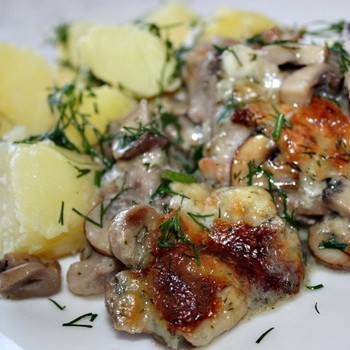 Viande au four avec des champignons au four ou à la mijoteuse