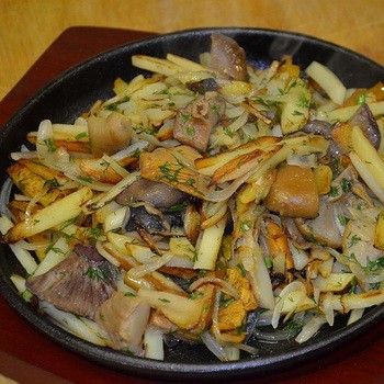 Pommes de terre frites et bouillies avec des champignons marinés