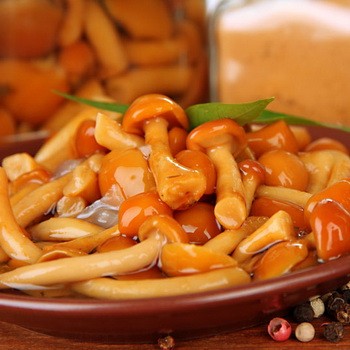 Comment nettoyer et mariner les petits champignons