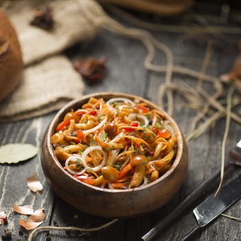 Champignons au miel avec légumes: recettes de préparations hivernales