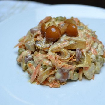 Salades de champignons délicieuses avec des champignons rôtis au miel