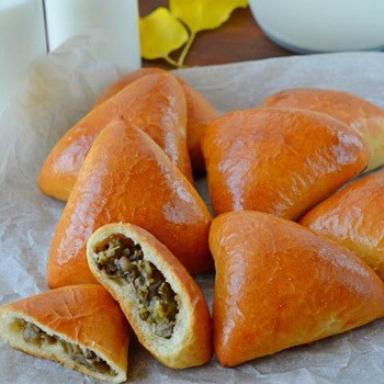Tartes aux champignons au miel dans une poêle et au four