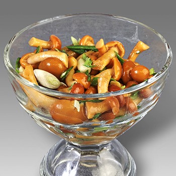 Faire mariner les champignons pour l'hiver: des moyens simples et savoureux