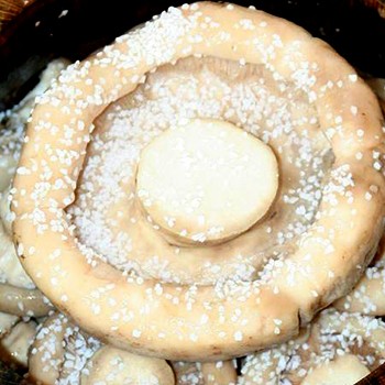 Salage froid et chaud de champignons au vinaigre pour l'hiver