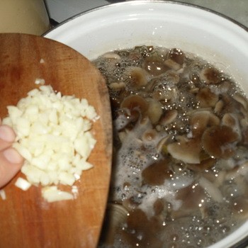 Comment faire cuire des champignons frais: règles pour le traitement des champignons