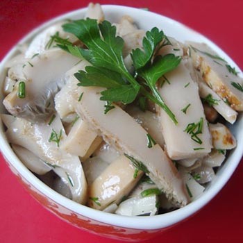 Champignons de salage chaud en canettes et fûts