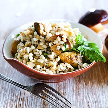 Orge aux cèpes dans une cocotte