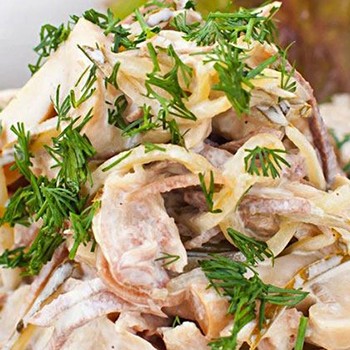 Salades copieuses à la viande et aux champignons