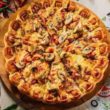 Comment faire cuire une pizza avec de la viande hachée et des champignons