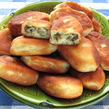 Gâteaux frits et cuits au four avec des champignons safran