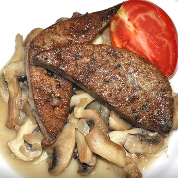 Foie aux champignons à la sauce à la crème sure: options rapides