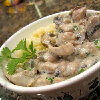 Poulet aux champignons dans une sauce crémeuse