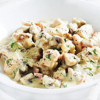 Plats de poulet aux champignons à la crème sure