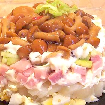 Salades aux champignons au miel et au poulet: recettes étape par étape