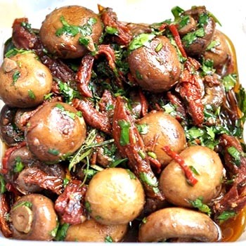 Champignon collations sur une table festive et décontractée