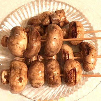 Champignons en brochettes: recettes pour canapés et barbecue aux champignons