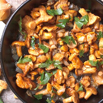 Comment faire frire les girolles dans une casserole: recettes de cuisine