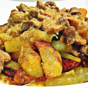 Plats de champignons, pommes de terre et viande