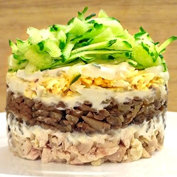 Salades aux champignons et au poulet: recettes populaires